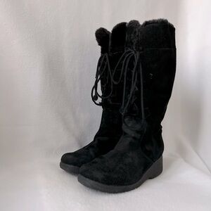 Khombu Size 9 Black Suede Lace Up Winter Boot with Faux Fur Lining.